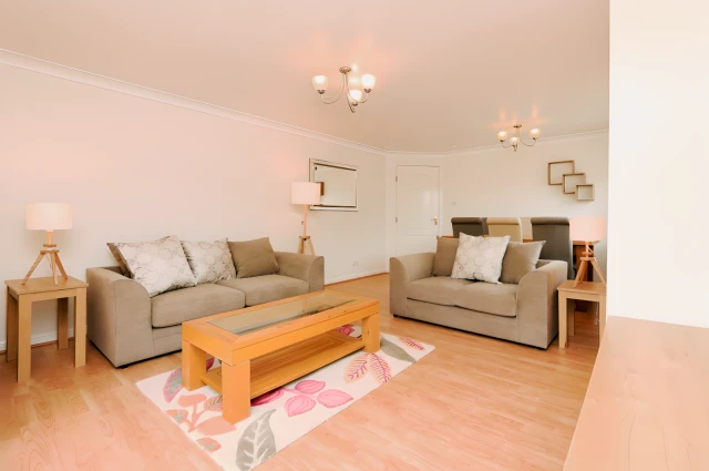 Whittingehame Drive, G12 0YH 3