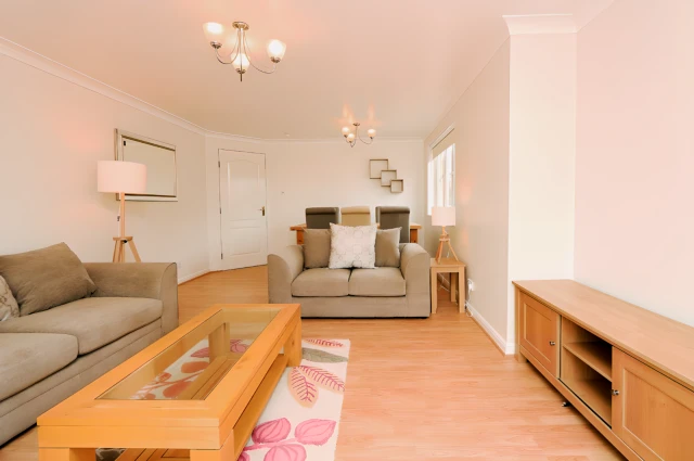 Whittingehame Drive, G12 0YH 4