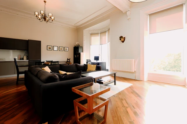 Victoria Crescent Road, G12 9DD 2