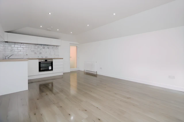 Ruskin Lane, G12 8EA 4