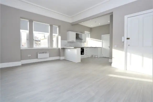 Hamilton Drive, G12 8DN 2
