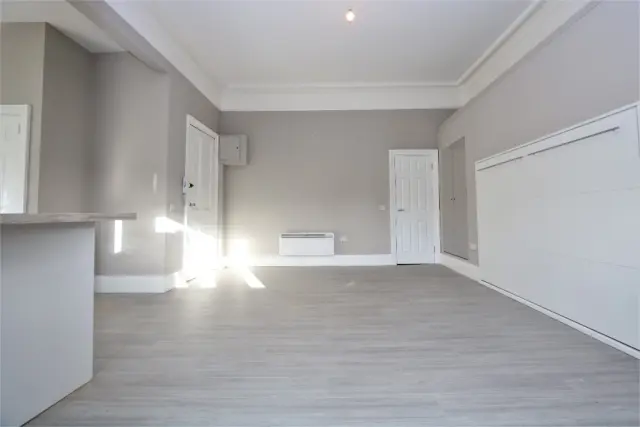 Hamilton Drive, G12 8DN 3