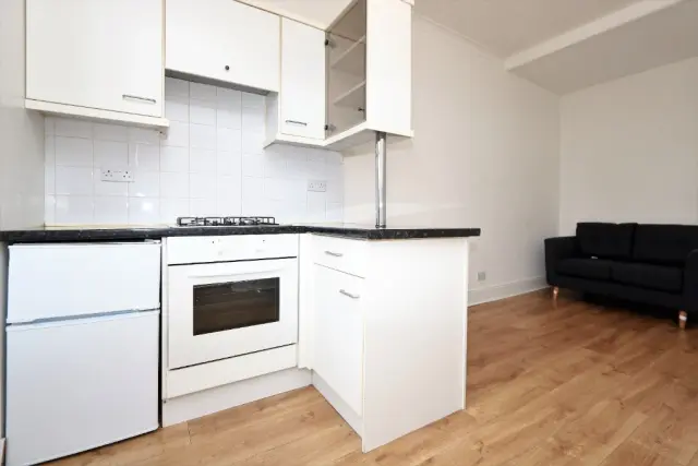 Eastwood Avenue, G41 3NY 4