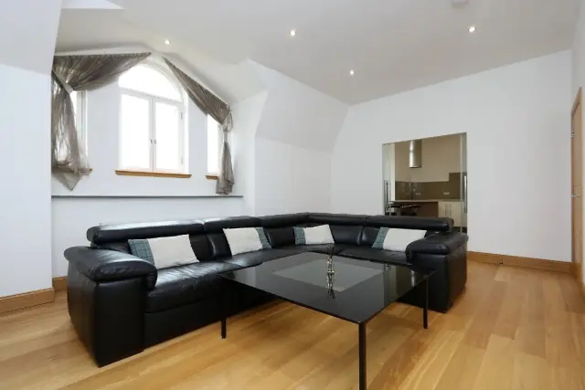Devonshire Terrace, G12 0XE 1
