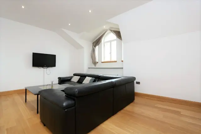 Devonshire Terrace, G12 0XE 2