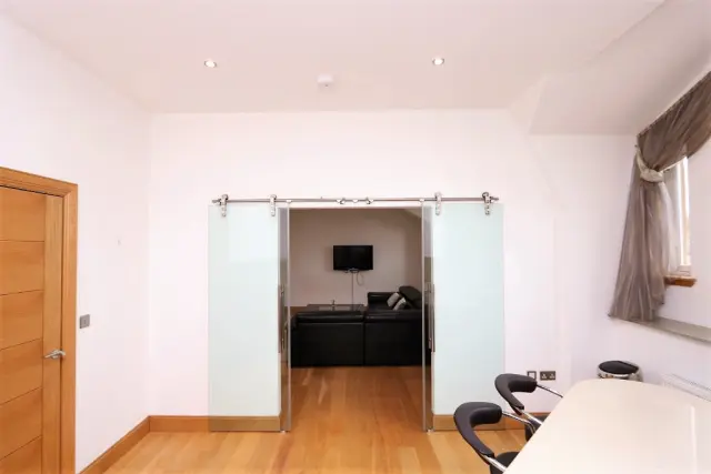 Devonshire Terrace, G12 0XE 4