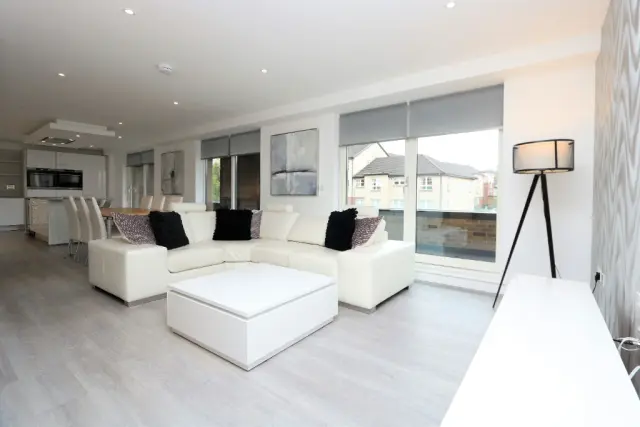 Milverton Road, G46 7AU 3