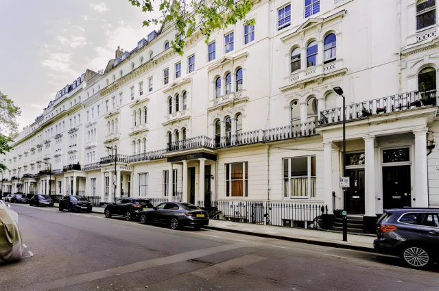 Kensington Gardens Square 12490# 1