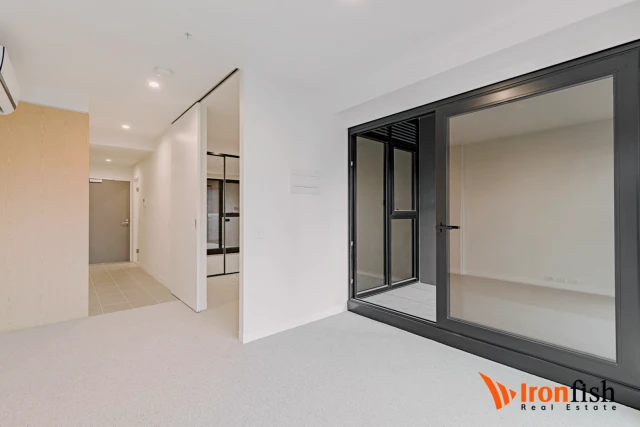 8 Pearl River Road, Docklands 2