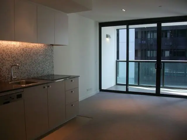 8 Waterside Place, Docklands 2