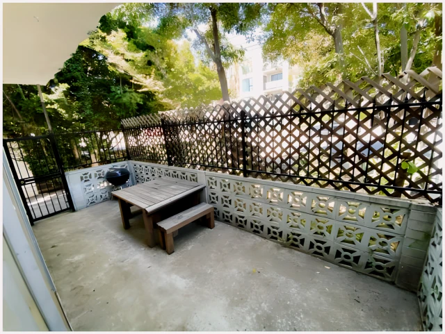 1913 Overland Ave - chỗ ở sinh viên tại Thánh Monica - tiểu viện