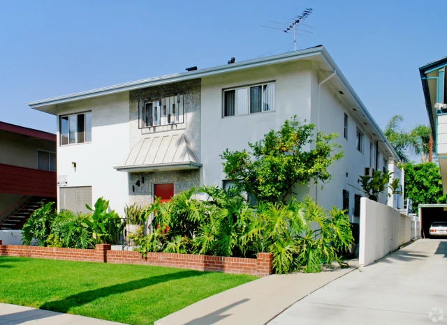 Lido Apartments - 141 N Hamilton Dr 1