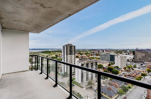 Entire Place·1B1B···15 Queen St S 1