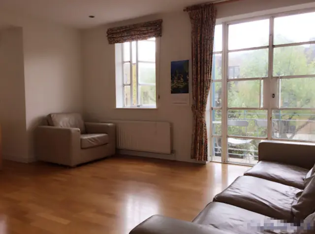 4 Roy Square, London , E14 8BY 2