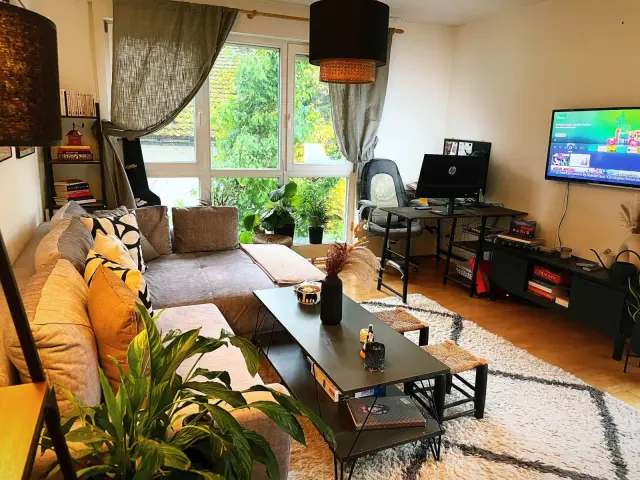 Fashionable, gorgeous home in nice area 2