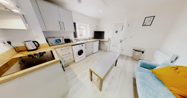 Flat 2, 2 Leopold Road, LE2 1YB 2