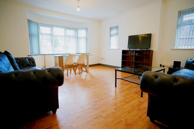 Forest Road, LE11 3NW 2