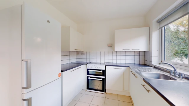 Fishponds Road, BS16 3DT 1