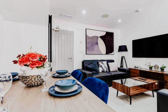 11 Saxony road, L7 1