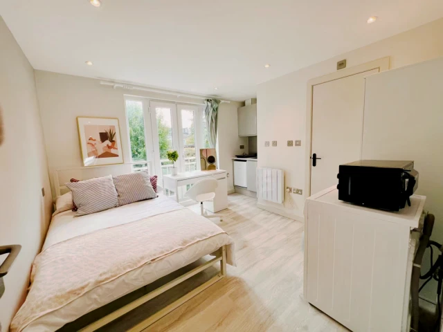 Yoho Battersea Studio 3 4