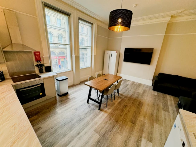 Room 9 , Queens Road, BS8 1QP 3