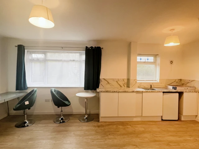 95 De Montfort Way 1
