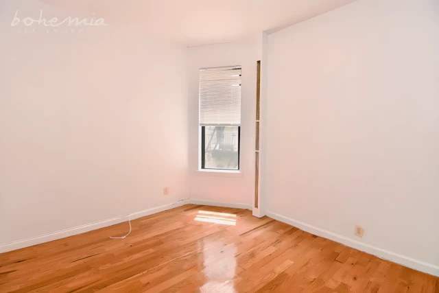 65 Nagle Ave 4