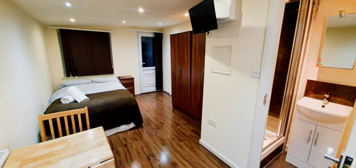 Very comfy studio near Gladstone Park 0
