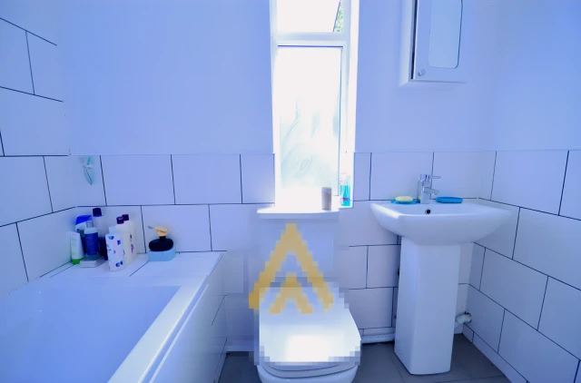 Entire Place·5B2B···70 Lodgehill Road, Selly Oak - Birmingham student accommodation - 5 Bedroom 2 Bathroom