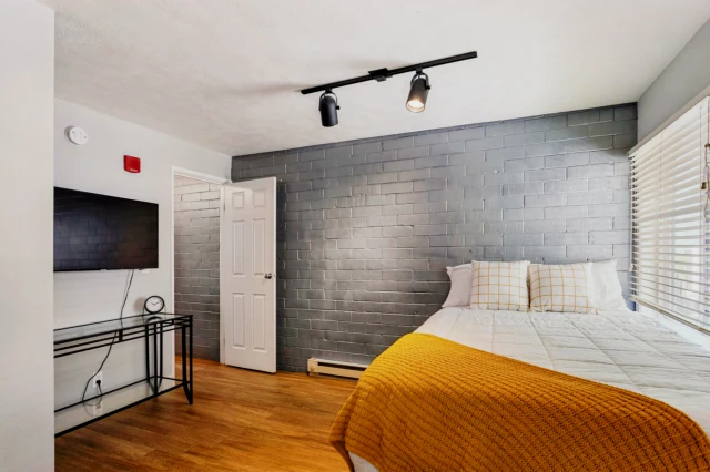 405 E WHITE ST, CHAMPAIGN, IL