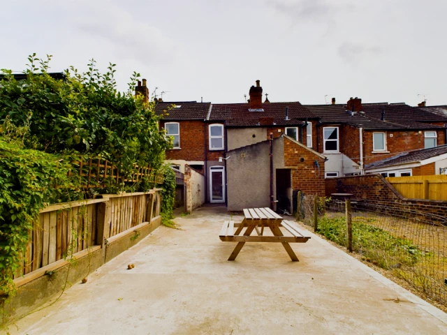 11 Charles Street West 2