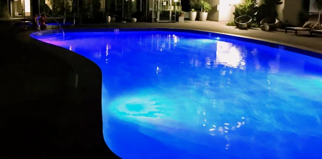 Deluxe Studio in a Glass Walled Building in Hollywood - Los Angeles student accommodation - Swimming pool