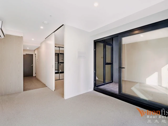 8 Pearl River Road, Docklands 1