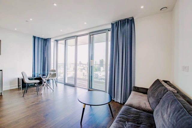 UM-Goodman's Field One Bed Apartment 4 1