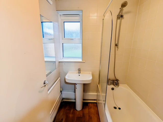 Neasden Lane 12668# 4