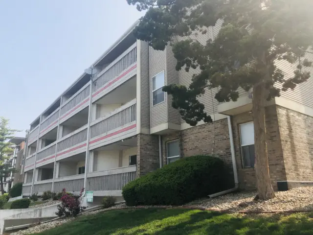 48 E John, Champaign, IL 61820 2