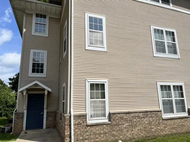 604 1/2 W Elm St 1
