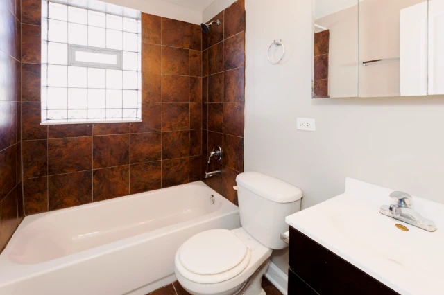 3834 N Sheffield 3