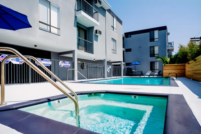 Kingsley Tower Apartments - Los Angeles student accommodation - Swimming pool