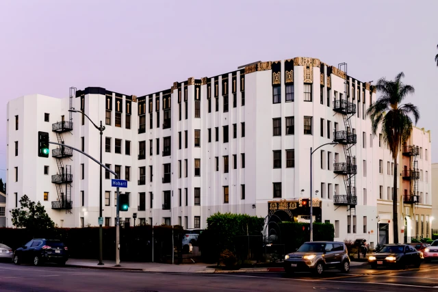 Kingsley Tower Apartments - Los Angeles student accommodation