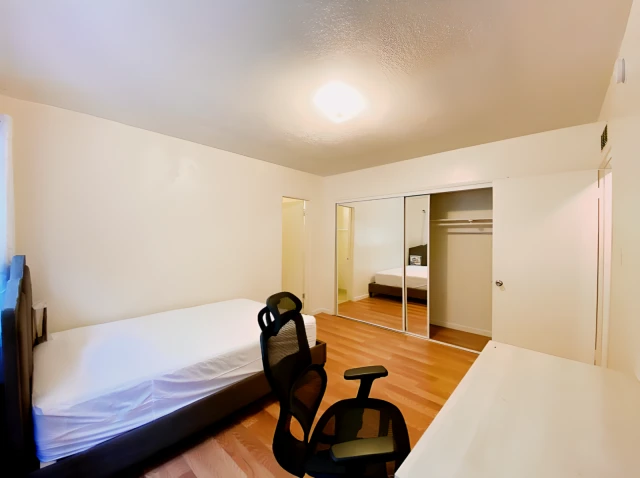 1913 Overland Ave - chỗ ở sinh viên tại Thánh Monica - 2 Bed 2 Bath