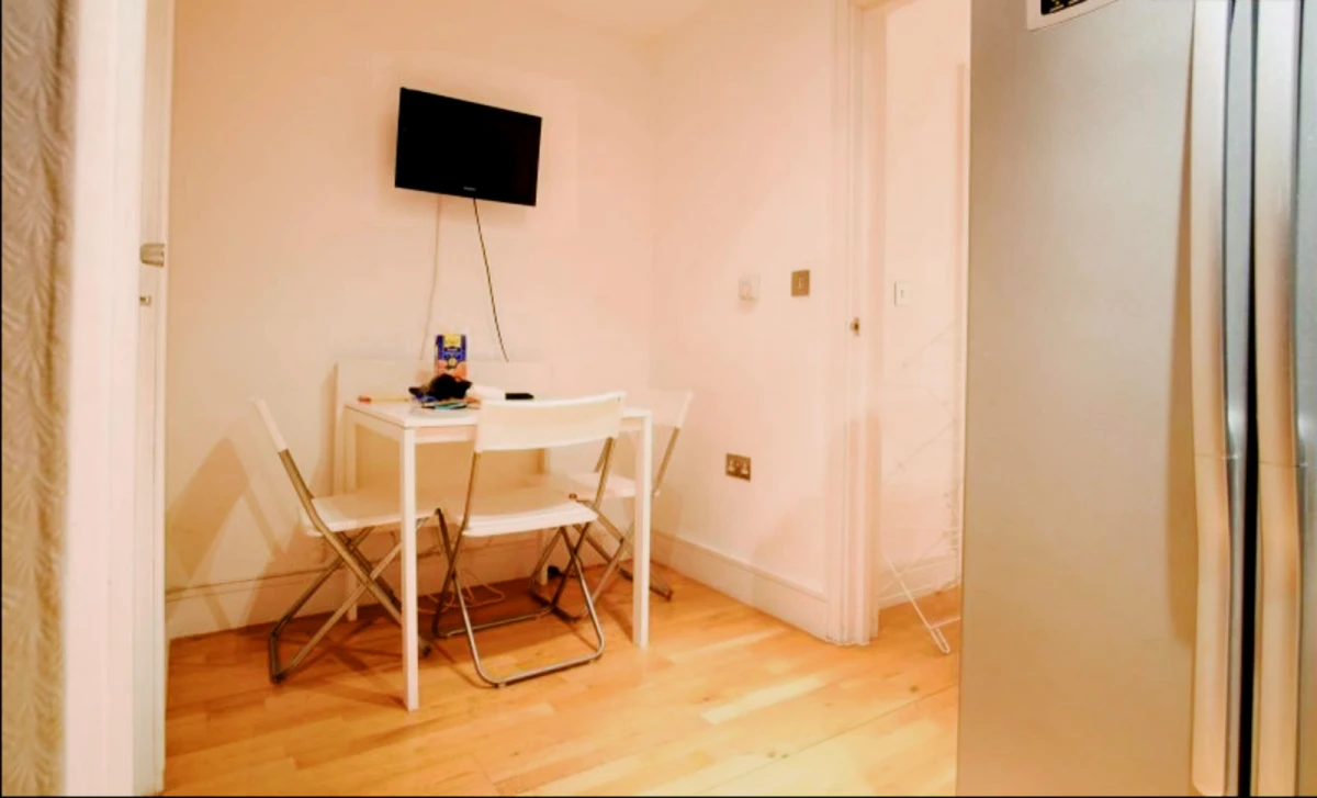 apartment in Limehouse 0