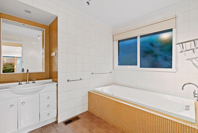 17 Glen Road, Mitcham 4