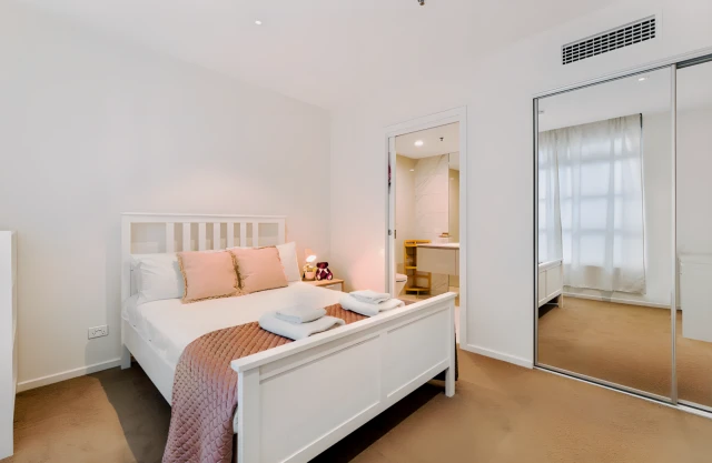 Lovely CBD 2BR Apt-Aria on Gouger-Parking-Wi-Fi 2