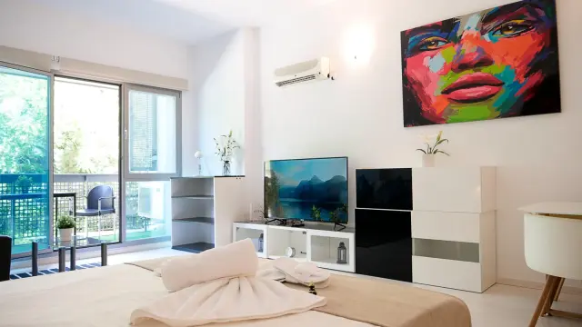 studio near Avenida de Manoteras 3