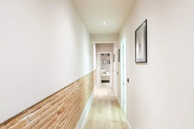 Luminous 3-bedroom apartment close to La Rambla 2