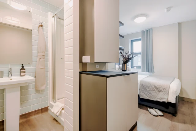 Queens Drive 17180# 3