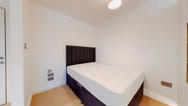 Highgate Hill 15068# 2