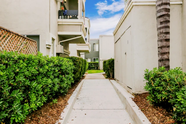 2885 Fairview Road - Costa Mesa student accommodation - Courtyard