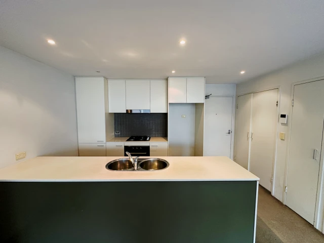 4 Hutchinson Walk 3